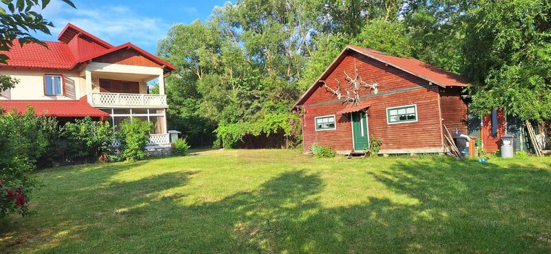 Vila de vanzare cu 6 camere si teren de 5116 mp in Cornu, Prahova